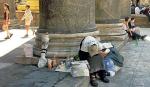 Ubogich  i bezdomnych Włochów spotkać można nawet  w centrum Rzymu, pod Panteonem