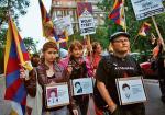 *„Wolny Tybet, wolne Chiny, wolna olimpiada” – m.in. takie hasła wznosili demonstranci, niosąc zdjęcia represjonowanych dysydentów