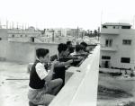 Bojowcy Irgunu zajmują pozycje bojowe na dachu domu w Tel Awiwie. Grudzień 1947 roku