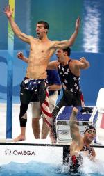 Zwycięska sztafeta USA. W wodzie Jason Lezak, stoją Michael Phelps (z lewej) i Garrett Weber-Gale 