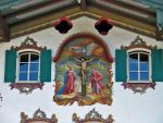 Oberammergau słynie z malowideł na fasadach domów
