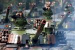 Po lewej – w czasie zeszłorocznej parady Alejami Ujazdowskimi przejechały czołgi PT-91. Podziwiały je tysiące warszawiaków