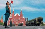 W Rosji tradycyjnie parady odbywają się na placu Czerwonym. Na zdjęciu rakiety balistyczne Topol-M