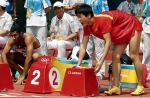 Liu Xiang na starcie był kłębkiem nerwów. Podczas rozgrzewki wyhamował już po dwóch płotkach i wrócił na start, trzymając się za nogę