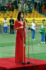 Najgłośniejszą plotką III RP była ta o romansie Aleksandra Kwaśniewskiego z Edytą Górniak. Miłość miała wybuchnąć gwałtownie podczas wspólnego lotu na mistrzostwa świata w piłce nożnej. Na zdjęciu piosenkarka podczas pamiętnego wykonania polskiego hymnu przed meczem z Koreą w czerwcu 2002 roku