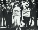 Niemka i Żyd z tabliczkami, które informowały przechodniów o ich związku, a więc czynie niezgodnym z ustawami norymberskimi