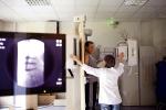 Na oddziale urazowo-ortopedycznym stanął nowoczesny rentgen. Lekarz widzi szkielet pacjenta na monitorze, a nie na kliszy
