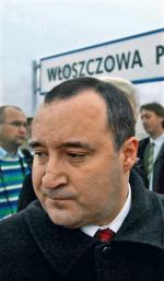 Prokuratura uznała, że Przemysław Gosiewski nie naciskał na członków spółek kolejowych w sprawie budowy peronu we Włoszczowie. Na zdjęciu podczas uroczystości otwarcia stacji 16 października 2006 roku
