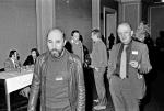 Warszawa, 31 października 1980 r. Podczas zjazdu Stowarzyszenia Dziennikarzy Polskich Stefan Bratkowski (z lewej) został wybrany na nowego prezesa 