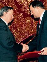 Jacek Buchacz (z prawej) jako minister wniósł państwowy majątek do spółek, nad którymi państwo straciło potem kontrolę. Na zdjęciu z rosyjskim wicepremierem Olegiem Dawydowem w 1996 r.