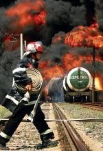 Na stacji Skra stanęło w płomieniach dziesięć cystern wypełnionych ropą naftową