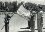 Rok 1948. Menachem Begin całuje flagę Irgunu po zwycięskiej wojnie z Arabami