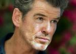 Pierce Brosnan, wciela się w rolę Sama, architekta