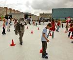 Pierwszego dnia działania lodowiska wiele dzieci wzięło udział w zabawach i konkursach na łyżwach