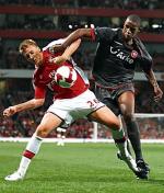 Nicklas Bendtner (Arsenal, z lewej) i Douglas. Drużyna z Londynu wygrała z Twente Enschede 4:0