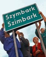 Dwujęzyczne  tablice z nazwami miejscowości od miesiąca wieszają Kaszubi. Pierwsze zawisły w Szymbarku. Na zdjęciu oficjalne wieszanie urzędowych tablic 21 lipca