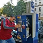 Serwisanci zaczęli od sprawdzenia parkometrów przed siedzibą drogowców przy ul. Chmielnej. Od dzisiaj trzeba trzymać się za kieszeń – za postój płacimy więcej