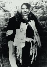 Kobieta sprzedająca w getcie warszawskim opaski z gwiazdą Dawida, którą musieli nosić Żydzi mający ukończone 10 lat