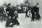 Formą znęcania się nad Żydami było m.in. zmuszanie ich np. do skakania „żabek”; zdjęcie wykonano w Mińsku Mazowieckim 
