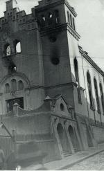 Osmalone mury synagogi w Będzinie, w której Niemcy spalili 8 września 1939 r. 200 miejscowych Żydów; zdjęcie wykonano dzień później 