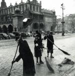 Żydzi przymusowo sprzątający rynek w Krakowie 