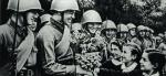 Propagandowe zdjęcie ukazujące dzieci witające żołnierzy Armii Czerwonej 