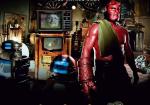 Artysta i jego dzieło – na szerokie, czerwone barki Hellboya (Ron Perlman) spogląda z ekranu telewizora Guillermo del Toro