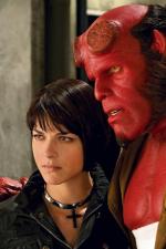 Hellboy (Ron Perlman) i jego obdarzona pirokinetycznymi zdolnościami dziewczyna Liz (Selma Blair) w odróżnieniu od większości “American heroes” nie zakładają trykotów ani nie mają podwójnej tożsamości