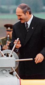 Czy prezydent Aleksander Łukaszenko zmieni kierunek? (zdjęcie  z 1999 roku)  