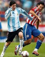 Argentyna nie zdołała wygrać u siebie z Paragwajem i wciąż jest druga w tabeli. Na zdjęciu Lionel Messi (z lewej) i Edgar Barreto 