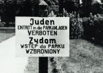 Tablica z napisem w językach polskim i niemieckim „Żydom wstęp do parku wzbroniony”