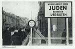 Żydzi przechodzący ul. Zgierską w łódzkim getcie 