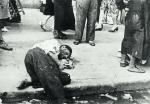 Mężczyzna umierający na ulicy getta warszawskiego