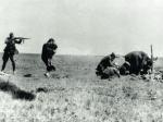 Żołnierz niemiecki strzelający do uciekającej Żydówki z dzieckiem na ręku 