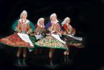 Zespół Pieśni i Tańca AGH tańczy w strojach z dziesięciu regionów Polski