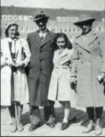 Anna Frank z ojcem Otto, matką Edith i siostrą Margot (z lewej)