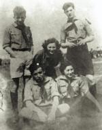 Mordechaj Anielewicz (stoi pierwszy z prawej) na obozie Haszomer Hacair, organizacji młodzieżowej, która weszła w skład ŻOB