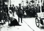 Żydzi prowadzeni przez żołnierzy niemieckich i policję Judenratu na Umschlagplatz oraz pilnowani tam przez Niemców 