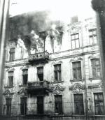 Płonąca kamienica przy pl. Muranowskim 3, którą obsadzali bojownicy ŻZW