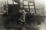 Kobieta skacząca z płonącego domu –zdjęcie z raportu J. Stroopa 