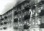 Zdjęcie z raportu dowodzącego likwidacją getta Jurgena Stroopa – ludzie skaczący z płonącego domu przy ul. Nalewki 