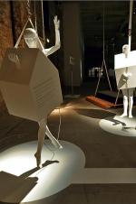  Singletown – instalacja nawiązująca do mody na życie w pojedynkę, proj. Dutch Droog and Kesselskramer