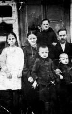 Spaleni żywcem  6 grudnia 1942 r.   w Ciepielowie przez oddział Waffen-SS  za to, że ukrywali Żydów:  Janina, Bronisława,  Henryk, Stefan,  Zofia  (za szybą), Adam, Tadeusz Kowalscy