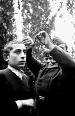 Jesień 1939. Niemieccy żołnierze obcinają pejsy młodemu Żydowi