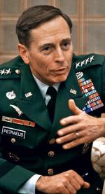 „Der Spiegel” nazwał go „najbardziej szanowanym  żołnierzem USA”. Generał Petraeus zdobył też tytuł człowieka roku 2007 tygodnika „Time”. Jest nie tylko dowódcą, ale również teoretykiem wojskowości.  W 1987 r. napisał 328- -stronicową pracę o wpływie wojny wietnamskiej na funkcjonowanie naczelnego dowództwa USA. Wydał też podręcznik walki z partyzantką. Argumentuje  w nim, że najważniejszym zadaniem jest zapewnienie pełnej ochrony ludności cywilnej  – jeżeli się tego  nie zrobi, zastraszeni przez ruch oporu cywile będą wspierać partyzantów. Ma obsesję  na punkcie sprawności fizycznej, ale sam porusza się niezgrabnie i lekko się garbi. To skutek wypadków podczas służby 