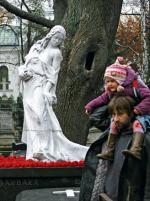 Dziś nagrobki robione są taśmowo. Kiedyś zamawiano je  u artystów, były dziełami sztuki jak te na Powązkach  