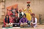 Dhoad Gypsies na koncercie zwrócą uwagę m.in. na barwne stroje, egzotyczne instrumenty, żywiołową choreografię i popisy fakira