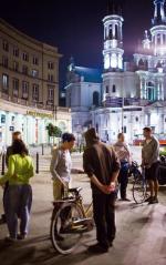 Plac Zbawiciela w letnie wieczory stał się jednym z najpopularniejszych spotkań młodych Warszawiaków. Biorąc pod uwagę słyszane tam języki – miejscem lubianym także przez turystów  