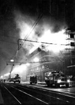 Pożar CDT, zwanego  w 1975 roku  Centralnym  Domem Dziecka. Architekci chcieli stworzyć handlowy  budynek  ze szklanymi ścianami, rozświetlony nocą niczym latarnia. 21 września wyglądało to na  ponury żart  – CDT świecił jak pochodnia 