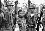 Żołnierze amerykańscy prowadzą partyzanta Wietkongu w Sajgonie, 1968 r. Na obrazy okropieństw wojny opinia publiczna reaguje domagając się natychmiastowego jej zakończenia. 